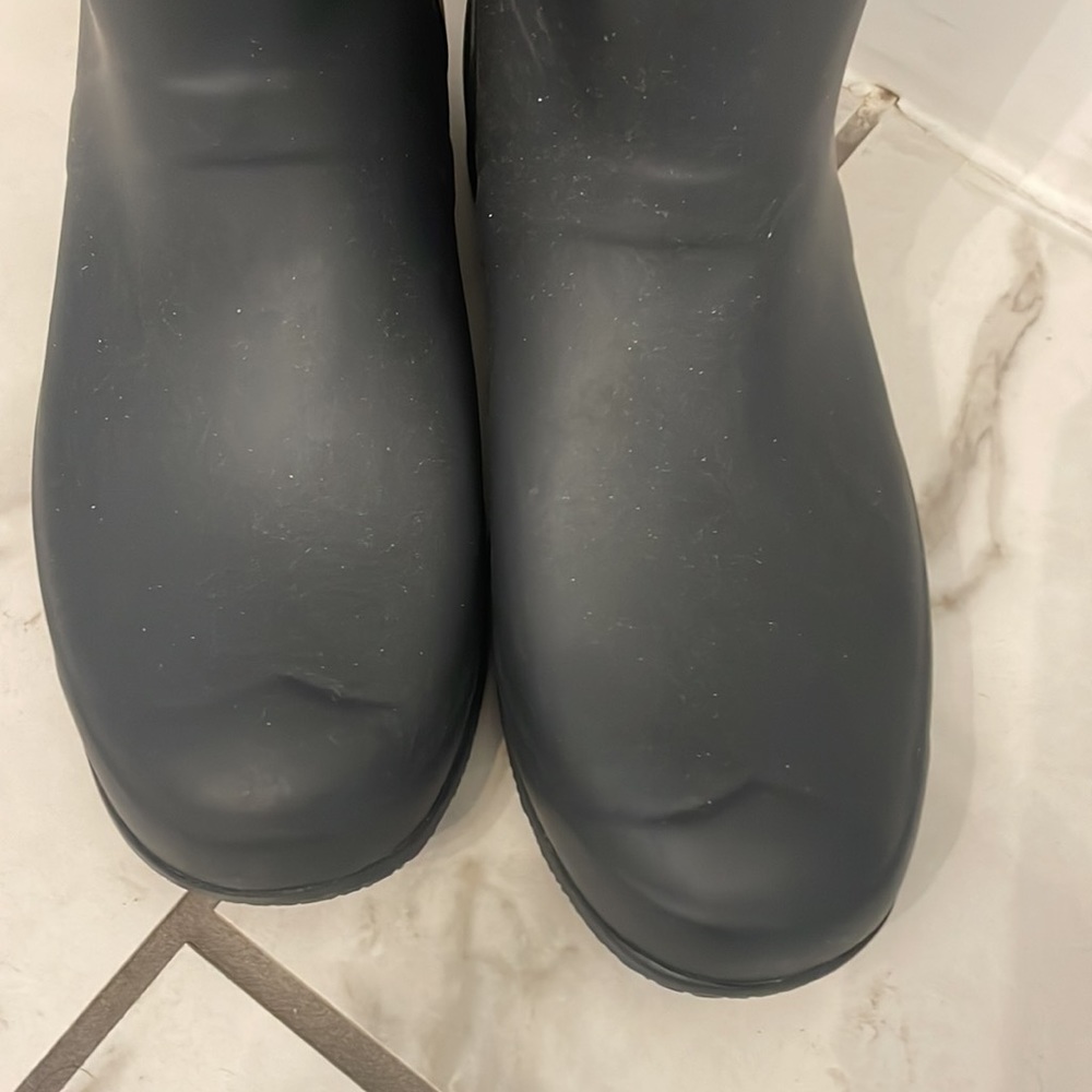 Hunter Navy Boot size 8 - Picture 2 of 3